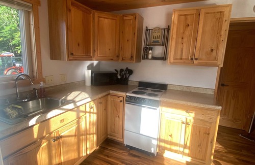 Hayward Cabin | Quaint lakefront cabin