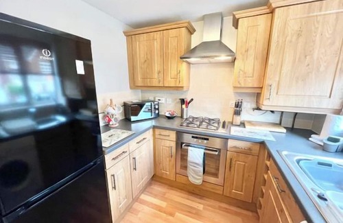 Penderry House | Quiet 2bedroom Home-Garden-Parking-Family Friendly