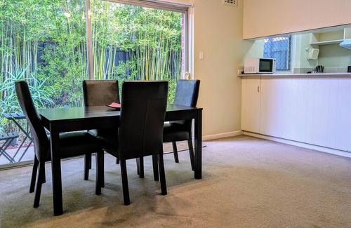 Hawthorn Apartment | Quiet and private spacious 1 bedroom apartment in prestigious Hawthorn street