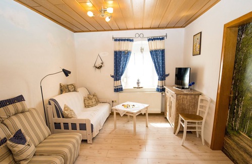 Bernstein a.Wald House | Quiet location, right on the forest, starting point for many hikes, child-friendly.