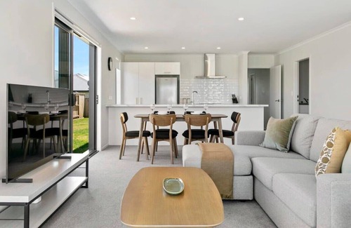 Wharewaka House | Quiet Modern Haven *No Service Fee*