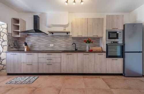 Trget Villa | Rückzugsort am Meer mit Pool, nur Wenige Minuten vom Strand Entfernt