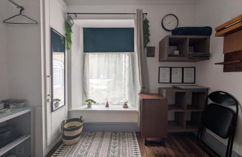 Cwmbrwla House | R4 - New Relaxing Double - City & Beach Access, WIFI, Free Parking - Self Catering