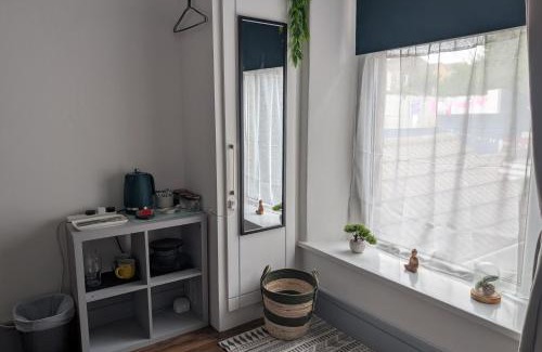 Cwmbrwla House | R4 - New Relaxing Double - City & Beach Access, WIFI, Free Parking - Self Catering