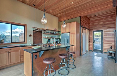 Winthrop House | Rain's End-Breathtaking Views, Close to Winthrop!