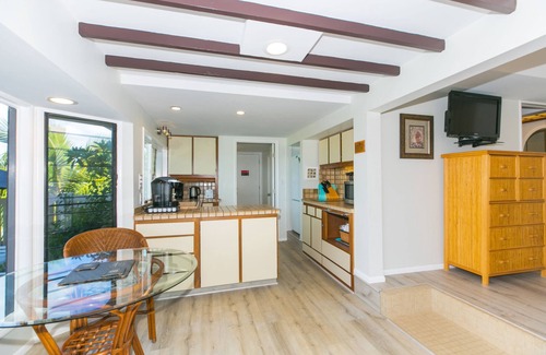 Waimalu Bed & Breakfast | Rainbow Inn. Pearl Harbor View. Great for a quiet get away or bring family.