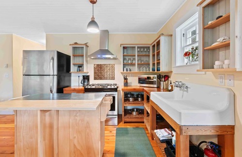 Ucluelet Cabin | Rainforest Cove I Private I Ocean Views I Deck & BBQ