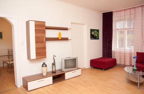 Pressbaum Apartment | Raisa Bright friendly 3-room apartment with garden entrance
