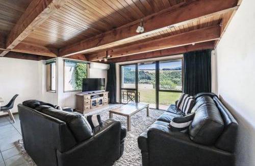 Windwhistle Apartment | Rakaia Gorge Views - Mt Hutt