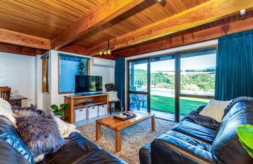 Windwhistle Apartment | Rakaia Gorge Views - Mt Hutt