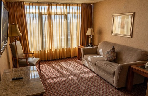 Downtown Hotel | Ramada Hotel & Convention Center by Wyndham Topeka Downtown