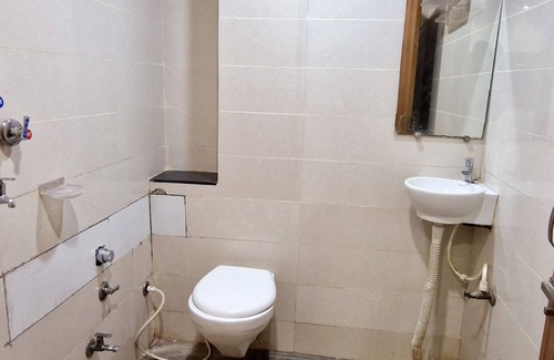 Nagda Hotel | RANGOLI RESORT & FAMILY GARDEN