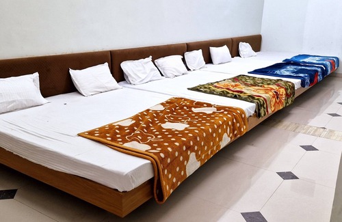 Nagda Hotel | RANGOLI RESORT & FAMILY GARDEN