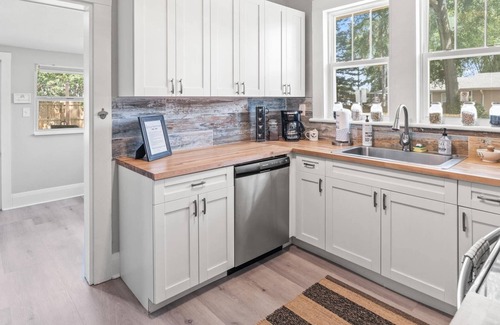 South Seminole Heights House | Rare Find! BeeKeeper's Inn - Beautifully Renovated 1929 Home on Brick Street |Walk to Breweries