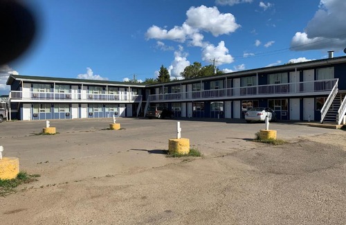 High Prairie Hotel | Raven Motor Inn