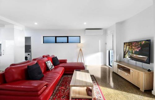 Geelong West House | Raven West House I Corporate or Holiday
