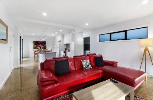 Geelong West House | Raven West House I Corporate or Holiday