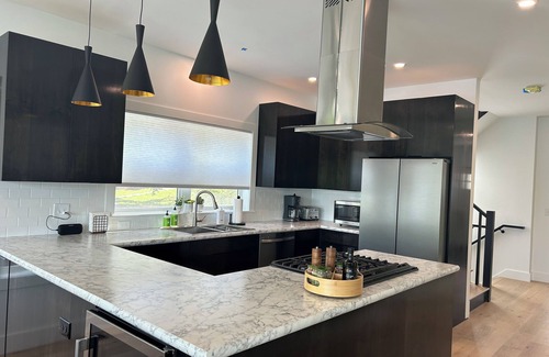 Pittsfield House | Ray of Sunshine Berkshire Home on Pontoosuc Lake