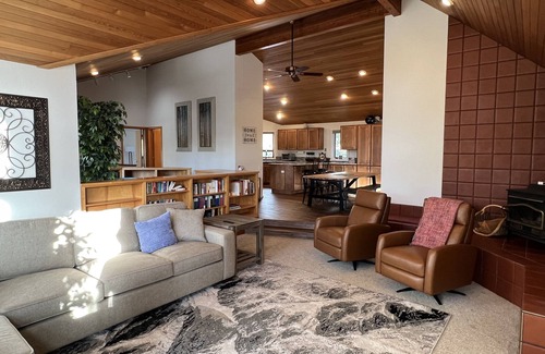 Sunriver House | Recently Remodeled/10 SHARC Passes/HotTub/AC/Ping-Pong/Covered Deck/85 inch TV