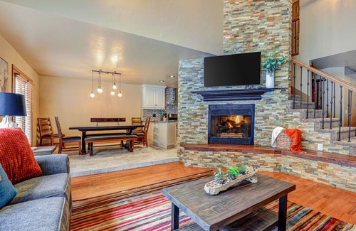 Cottonwood Heights House | Recently updated townhome w/a private hot tub, deck, & wet bar - bus to slopes