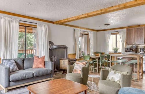 Government Camp House | Recently updated in 2024-Dog-Friendly Lodge with a Private Sauna