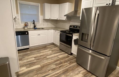 Clarkdale House | Red Door Retreat w/ample parking & outside space - Southern Comfort🍑.