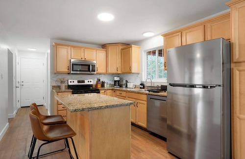 Applewood West House | Red Rocks Retreat: Sauna, Cold Plunge, Fire Pit, Grill, & Pool Table