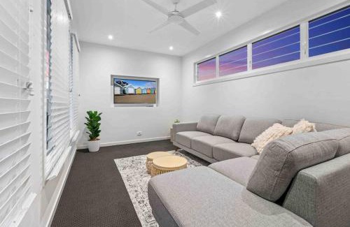 Redcliffe House | Redcliffe CBD Family Beach House