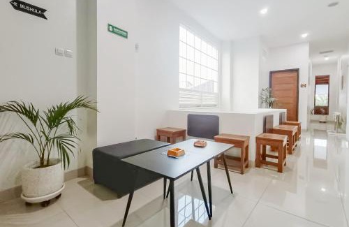 Surakarta Hotel | RedDoorz at Tebee Homestay near Tugu Kartasura