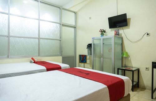 Ende House | RedDoorz near H. Hasan Aroeboesman Airport