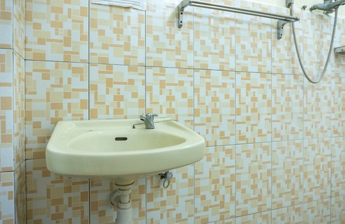 Ende House | RedDoorz near H. Hasan Aroeboesman Airport