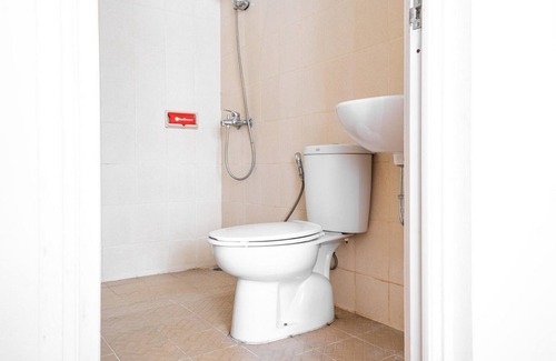 South Tangerang House | RedDoorz near Siloam Karawaci 3