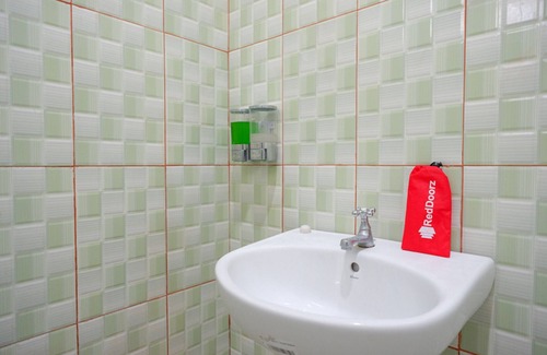 Palu House | RedDoorz near Taman Makam Pahlawan Tatura