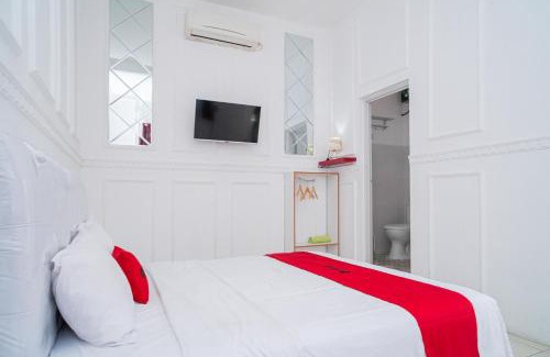 Ponorogo Hotel | RedDoorz Syariah at Aura Homestay