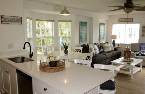 Blue Waters Condo | Reel Large END Unit in Ocean Pointe Suites - Newly Renovated!