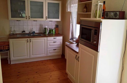 Kamminke House | Reetdachhaus Juhnke 120qm im Grünen mit 2 Schlafräumen - Ferienhaus