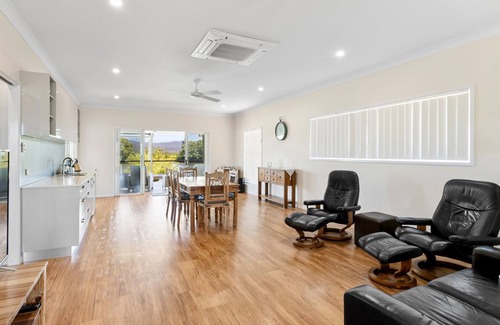 South Murwillumbah House | Reflections on the Tweed - Waterfront Pet Friendly Home with Boat Pontoon! Min. 3N - Linen Provided