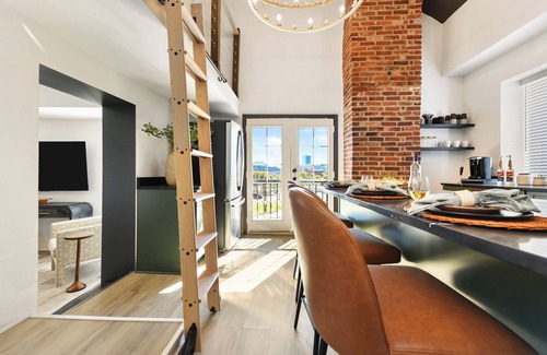 Pittsburgh House | Regal Bricks LUX - City View - Parking - 5 Min to Downtown - Fire Pit