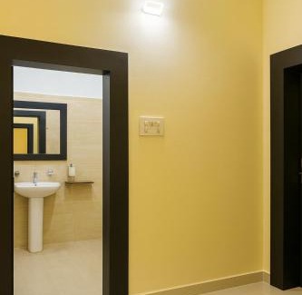 Bhubaneshwar House | Regal Courtyard