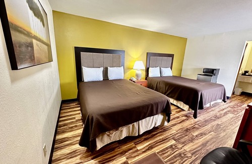 Iola Hotel | Regency Inn lola Kansas