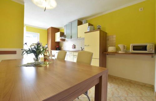 Satow Apartment | Reihenferienhaus mit Kamin und Terrasse im Ostseeland OFC 11