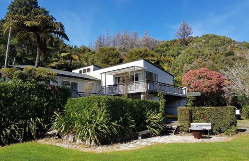 Ngakuta Bay House | Relax and Enjoy - Waterfront Bach in Ngakuta Bay