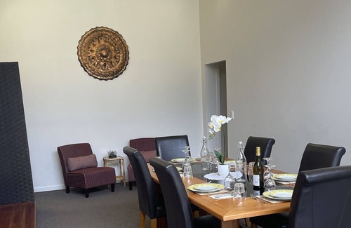 Oakura House | Relax and unwind in Quality accommodation - 2 min drive to beach.