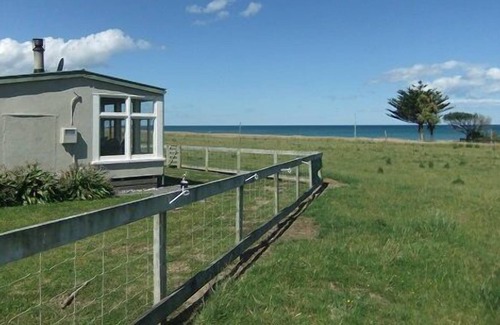 Glenburn House | Relax and unwind in this little cute bach.