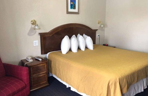 Harrisonville Hotel | Relax and Unwind in Knights Inn Harrisonville! Pets Allowed, Free Parking