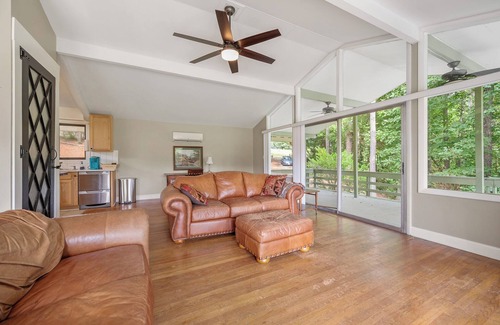 Bedford Cabin | Relax at a beautiful country getaway with a Luxury King bed and WiFi