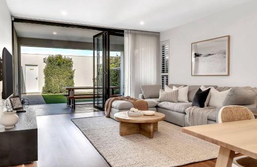 Glenelg North House | Relax at Ronnie's - Coastal Elegance near the Beach