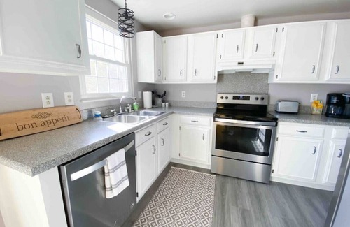 McAlpine House | Relax in Charlotte-Fire Pit-BBQ-Outdoor Dining|4BR