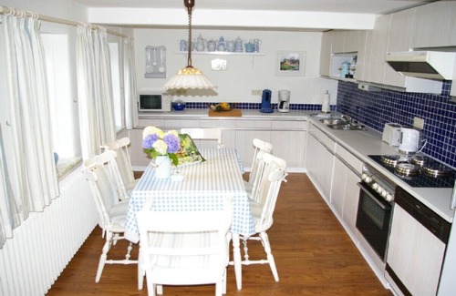 Risum-Lindholm House | Relax in the 100-year-old thatched roof house with a large garden