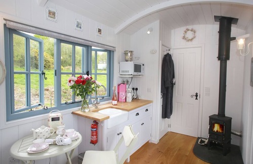 West Buckland Cabin | Relax in The Old Rose Shepherd Hut and Hot Tub !